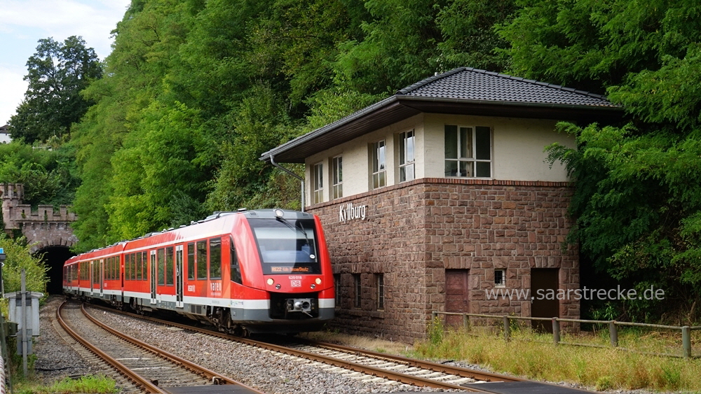 Eifelstrecke: Stellwerk bei Kyllburg mit Regionalbahn 11346  in Richtung Köln