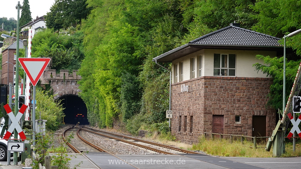 Eifelstrecke: Tunnel bei Kyllburg mit Regionalbahn in Fahrtrichtung Trier