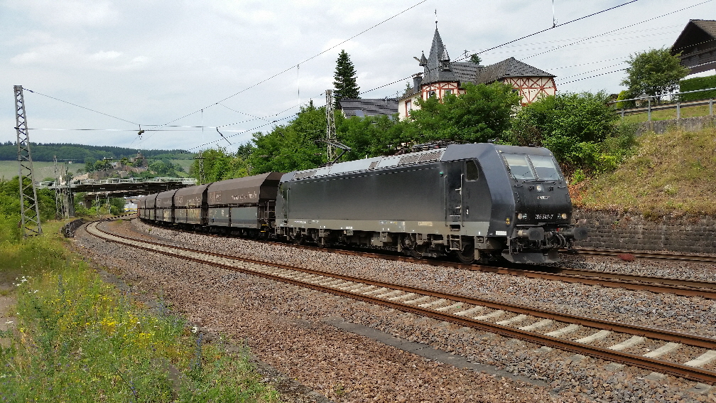 Güterzug mit Schüttgutwagen der NIAG, gezogen von einer MRCE (Mitsui Rail Capital Europe GmbH, MRCE GmbH) Nr. 185 457-7
Ausfahrt Bahnhof Saarburg