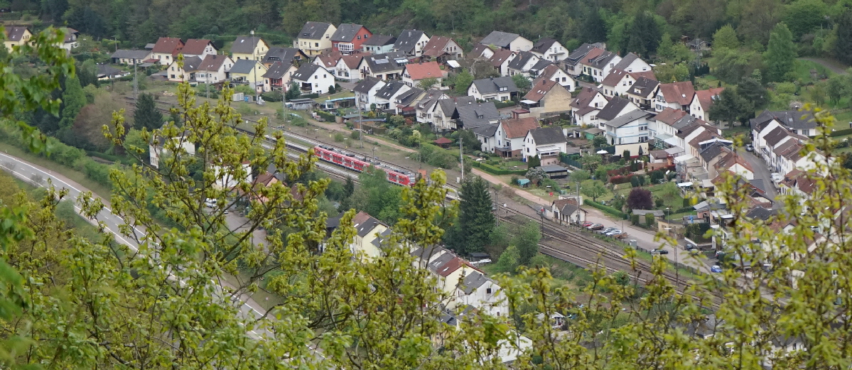 Regionalbahn auf der Saarstrecke - Haltepunkt Saarhölzbach