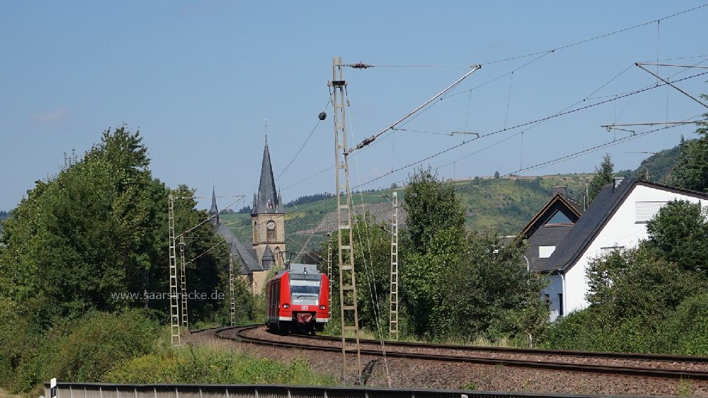 Regionalbahn in Einfahrt Wiltingen (Richtung Trier)