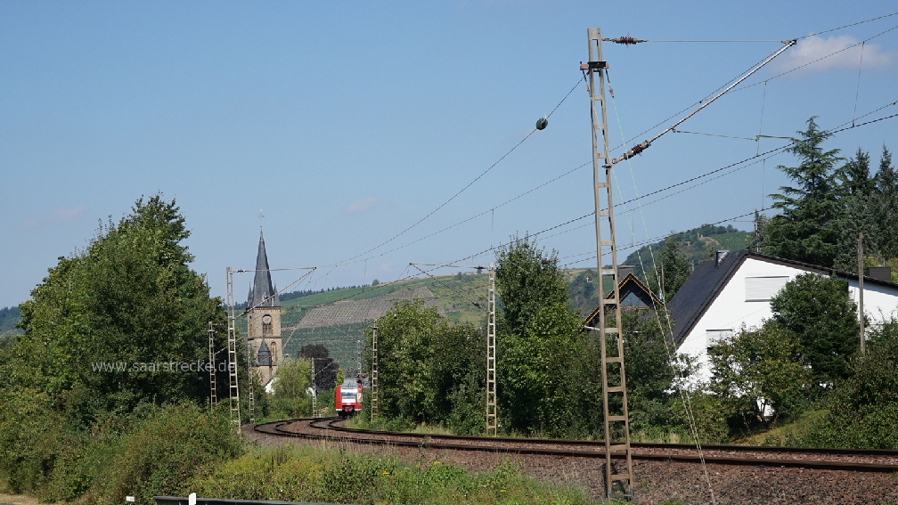 Regionalbahn in Einfahrt Wiltingen (Richtung Trier)