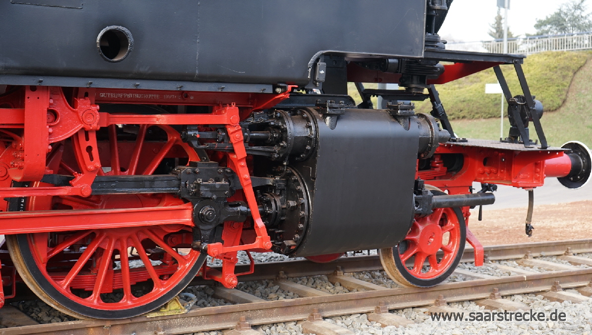 Restaurierte Dampflokomotive  64 393 neu aufgestellt beim Bahnhof Konz  (Aufn.: 07.12.2016) Zylinder rechts