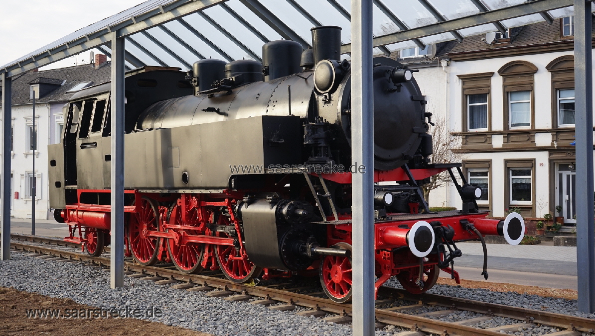 Restaurierte Dampflokomotive  64 393 neu aufgestellt beim Bahnhof Konz  (Aufn.: 07.12.2016) Frontsicht 