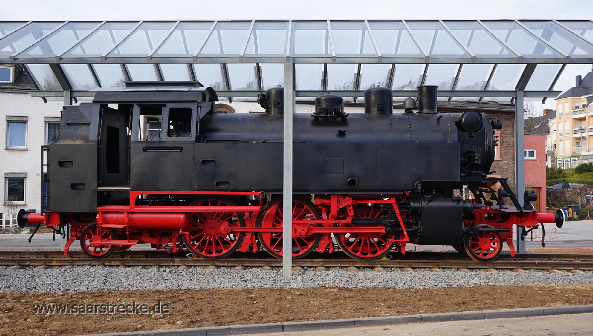 Restaurierte Dampflokomotive  64 393 neu aufgestellt beim Bahnhof Konz  (Aufn.: 07.12.2016) rechte Seite