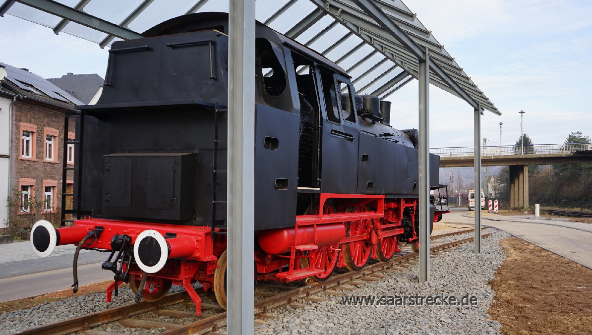 Restaurierte Dampflokomotive  64 393 neu aufgestellt beim Bahnhof Konz  (Aufn.: 07.12.2016) Rückansicht