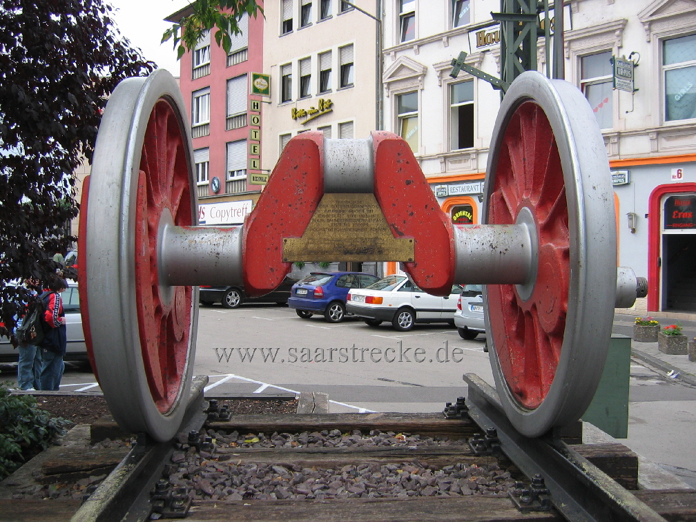 Radsatz einer Dampflokomotive Baurreihe 44 (diese Baureihe verfügte neben den beiden außenliegenden Pleuelstangen über eine zusätzliche Kurbelwelle in der Mitte) Ausgestellt vor dem Bahnhof Trier (2005)