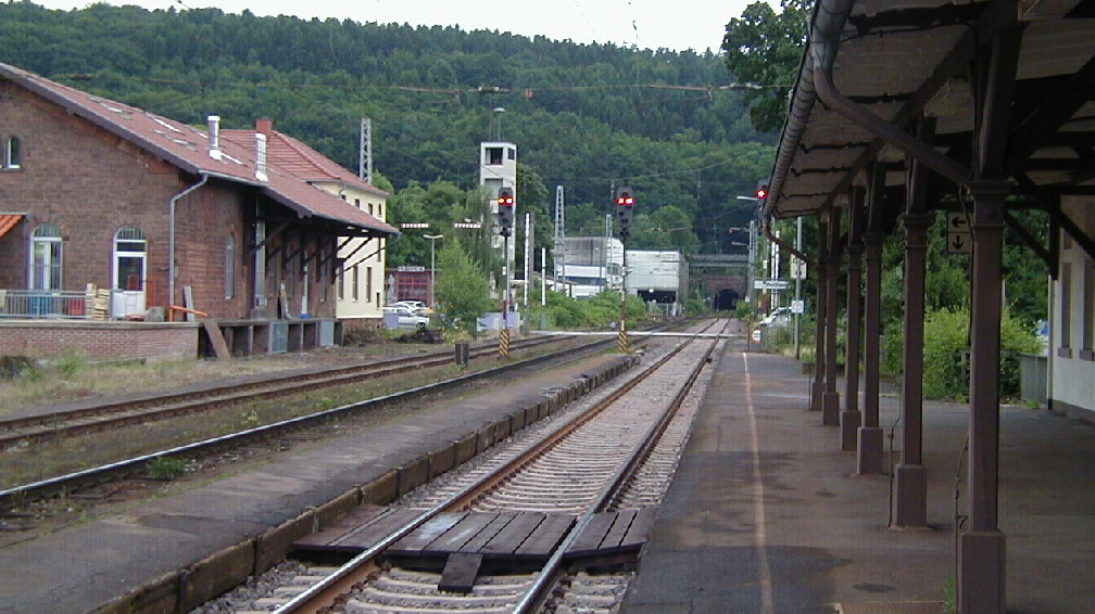 Saarstrecke km 40,6 (Bahnhof Mettlach hier ums das Jahe 2001)