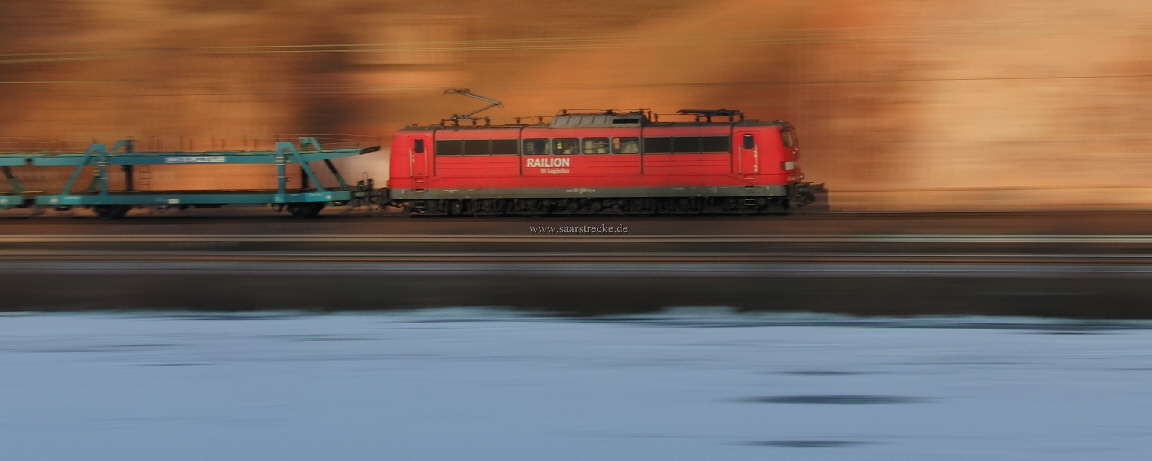 Loko-Motion (Railion-Lokomotive auf der Saarstrecke in Höhe des Steinbruchs der Hartsteinwerke Johann Düro)